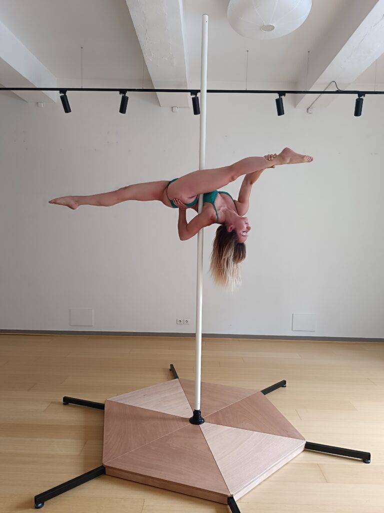 jade split sur la pole pole dance aix