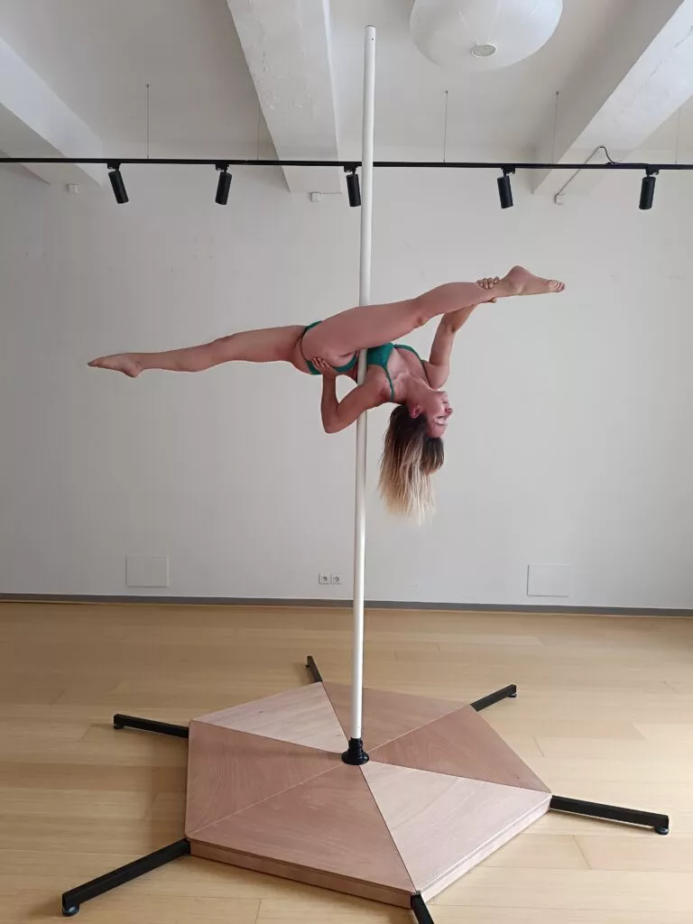 jade split sur la pole pole dance aix